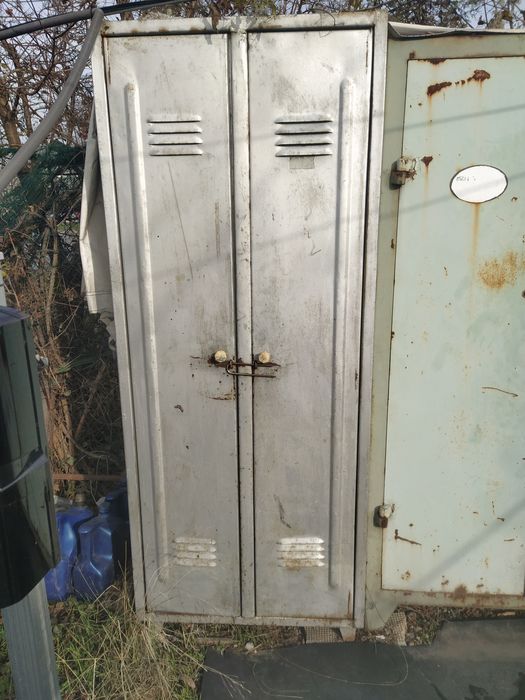 Продавам двоен метален шкаф