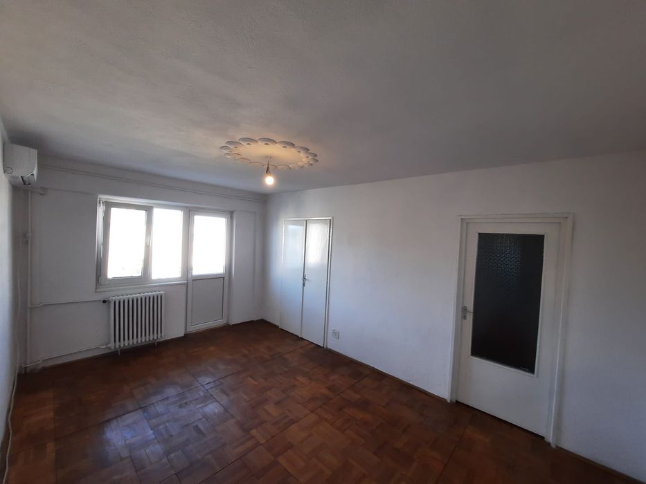Vând apartament trei camere Vlaicu