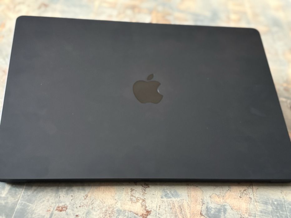 MacBook Air 15 M3 (2024) 8GB / 256GB – 97% батерия – като нов