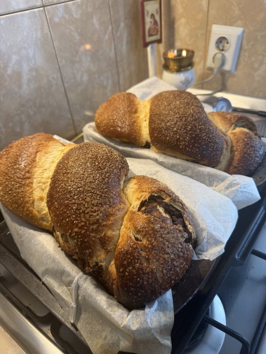 Cozonac de casa cu cacao, nuca, stafide, rahat