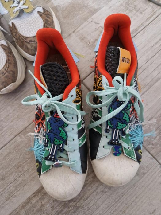 Дамски обувки на символични цени.