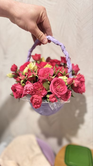 Розы в корзине пионовидные