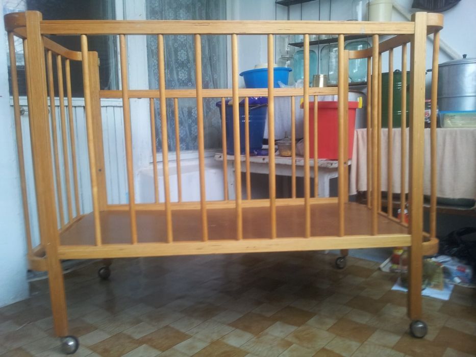 Детская деревянная кровать.