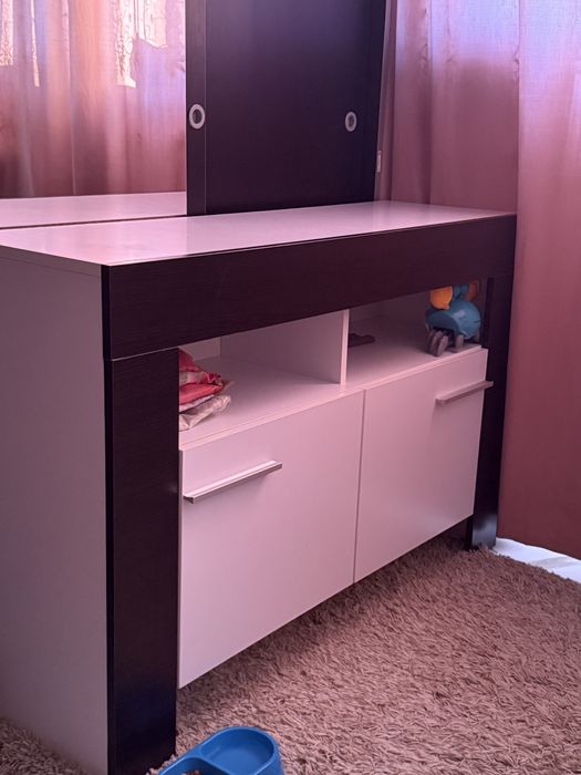 Vand comoda dormitor aproape noua