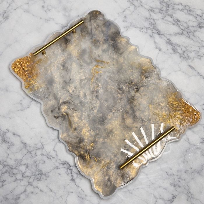 Дизайнерски поднос с мраморен ефект и златисти дръжки