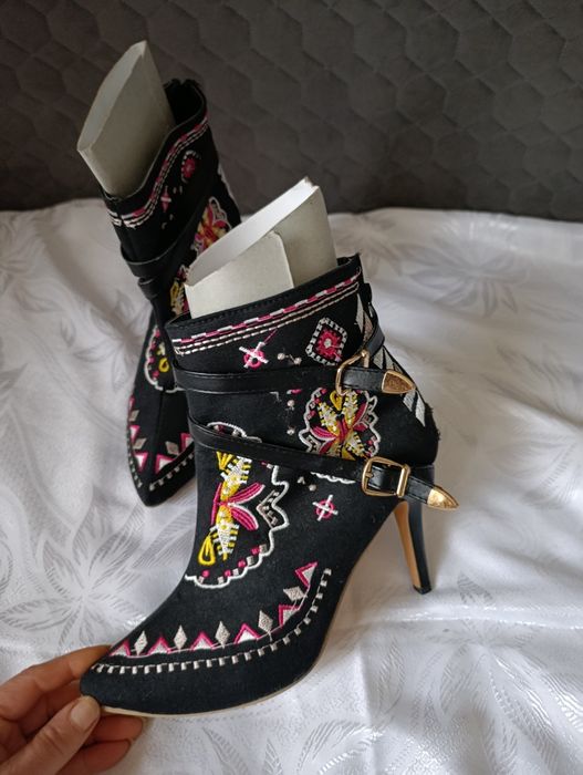 Cizme elegante cu broderie Tradițională