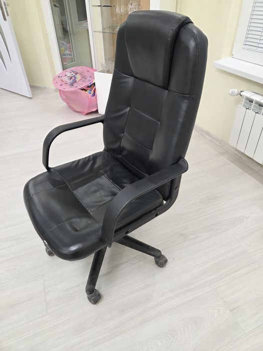 Продавам офис стол