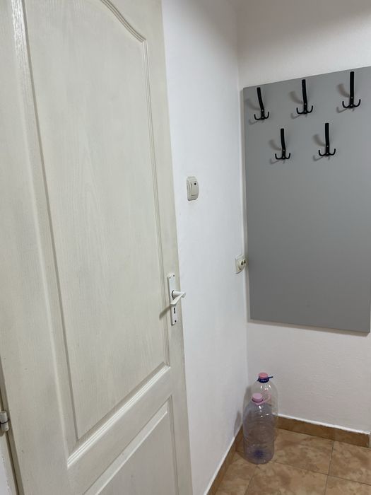 Închiriez garsonieră camera bucătărie și baie