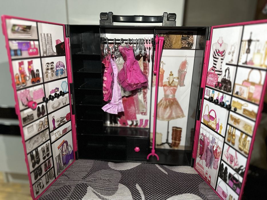 Луксозен колекционерски гадероб Барби