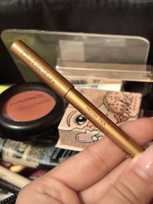 молив за устни на Charlotte Tilbury