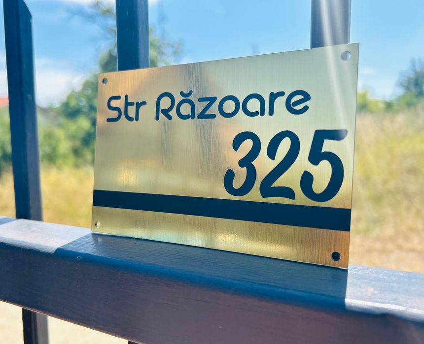 Placuta număr casa, ecusoane, brelocuri