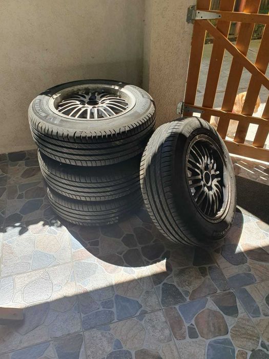 Vând 4 roți Dacia LOGAN