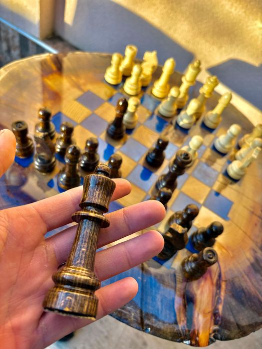 Шах маса от масив с епоксидна смола и големи фигури