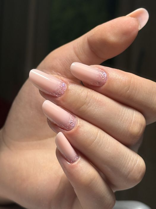 Realizez unghii cu gel