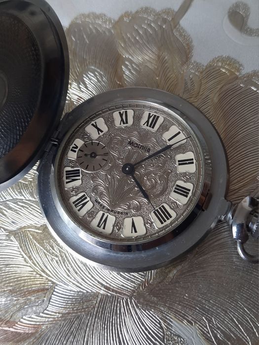 Продам часы карманные МОЛНИЯ