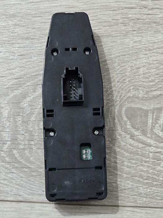 Buton geam electric stânga față BMW Seria 1 / X1 – OEM 61319208108
