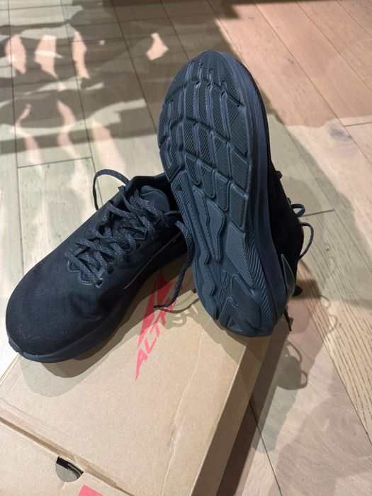 Altra Experience Flow (Triple Black)