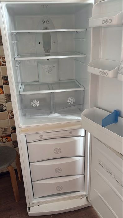 Холодильник  LG .