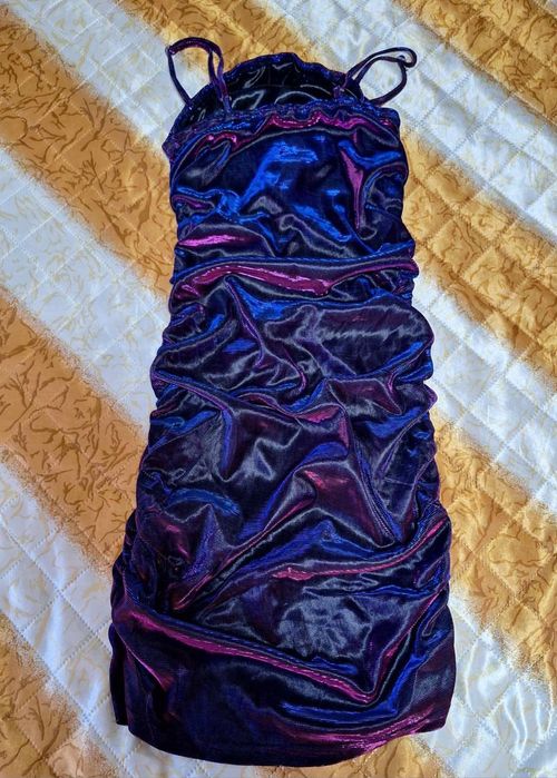 Къса рокля сменяща цвета си