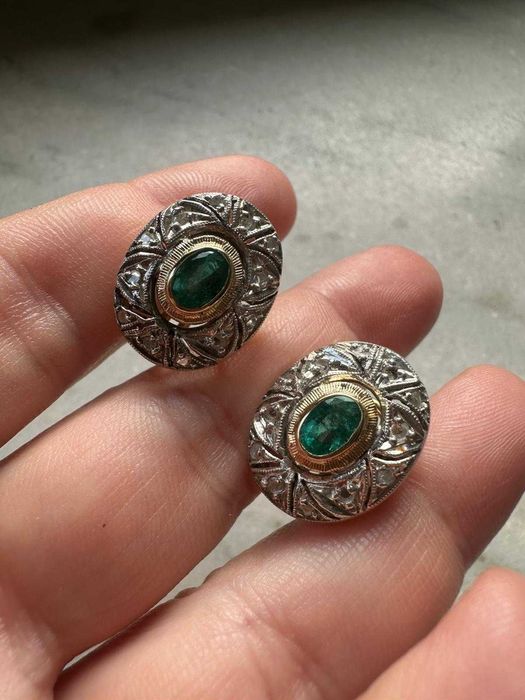 Pereche de cercei din aur și argint, decorată cu smaralde și diamante