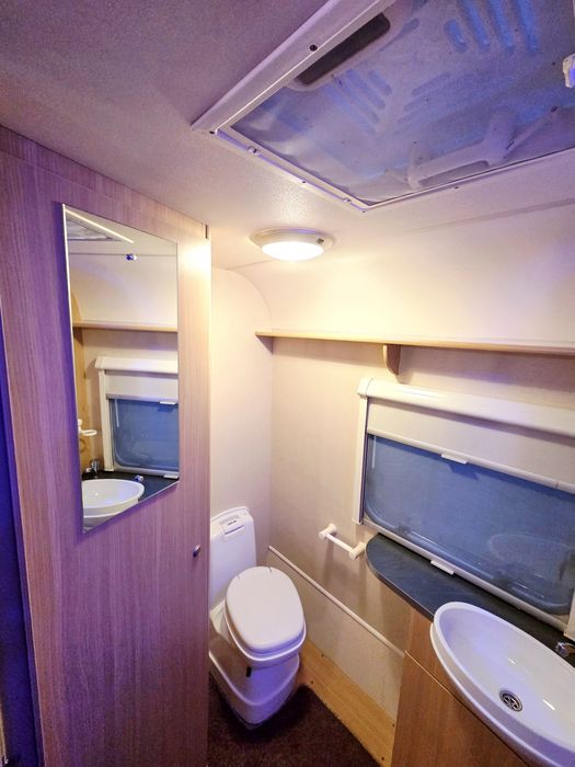 Swift 2009 – Eleganță și Confort, Echipată cu Mover și Cort