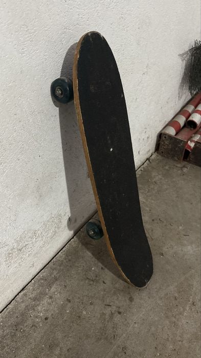 Skateboard cu model Dragon – funcțional, gata de utilizare