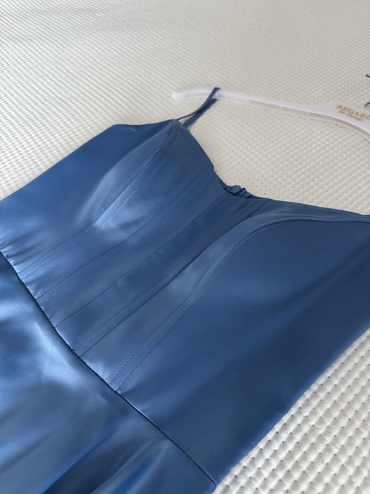 Елегантна синя сатенена рокля с тънки презрамки