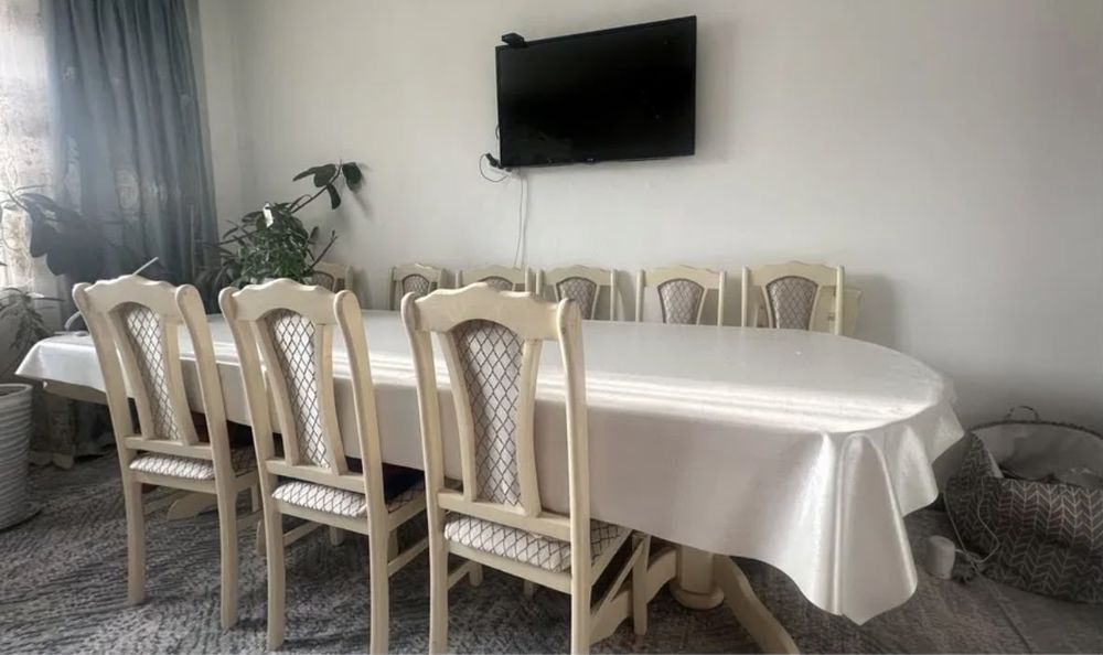 Стол со стульями