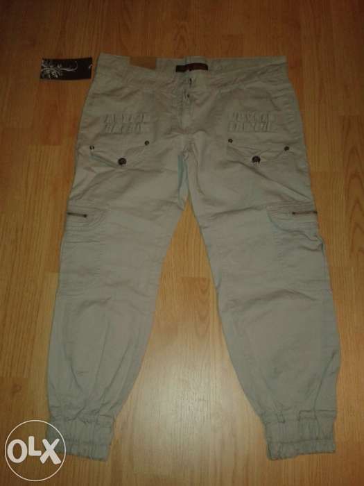 Pantaloni 3/4 noi, cu eticheta