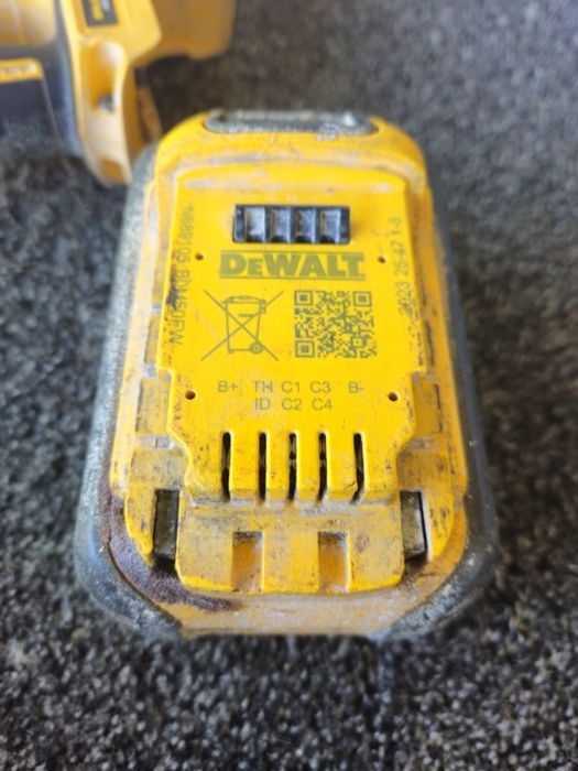 Pachet DeWalt: Rotopercutor Brushless (Defect) + Baterie XR FlexVolt 9Ah (Stată/Pentru piese)