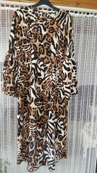 Рокля размер М, с асиметричен подгъв