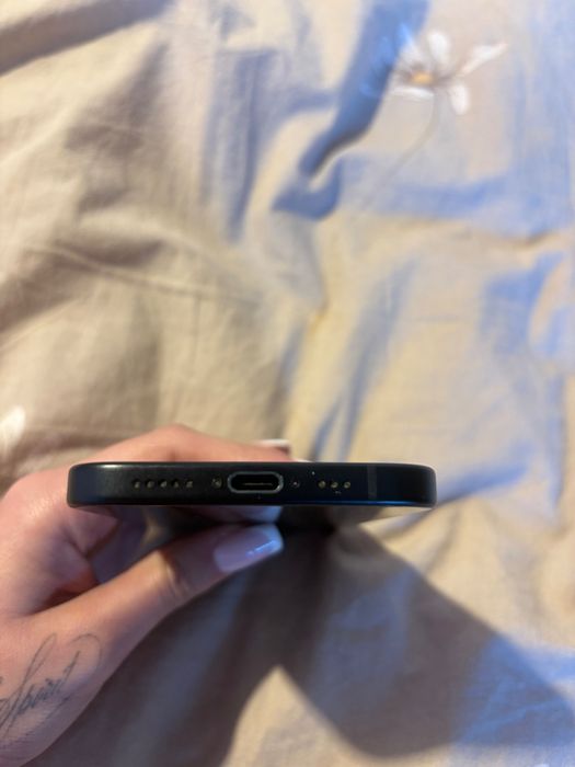 Продавам iPhone 15