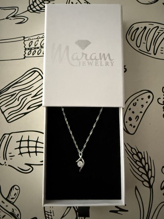 Дамско сребърно колие с висулка с камък