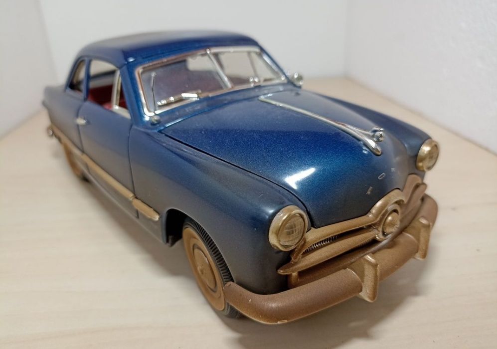 Ford 1949 macheta auto 1 18 solido 

Scara 1:18

Solido 
Fotografiile