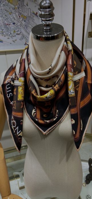 Eșarfe Louis Vuitton, model 2026, 100% mătase, 90x90cm, preț fix