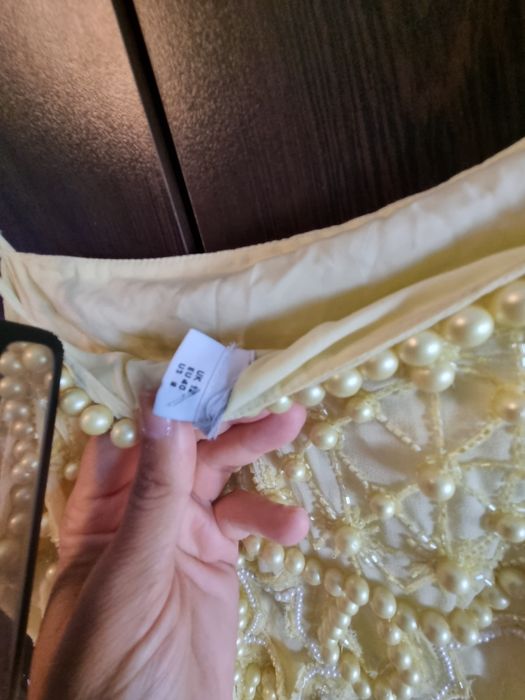 Rochie Asos, împodobită cu perle și pene.