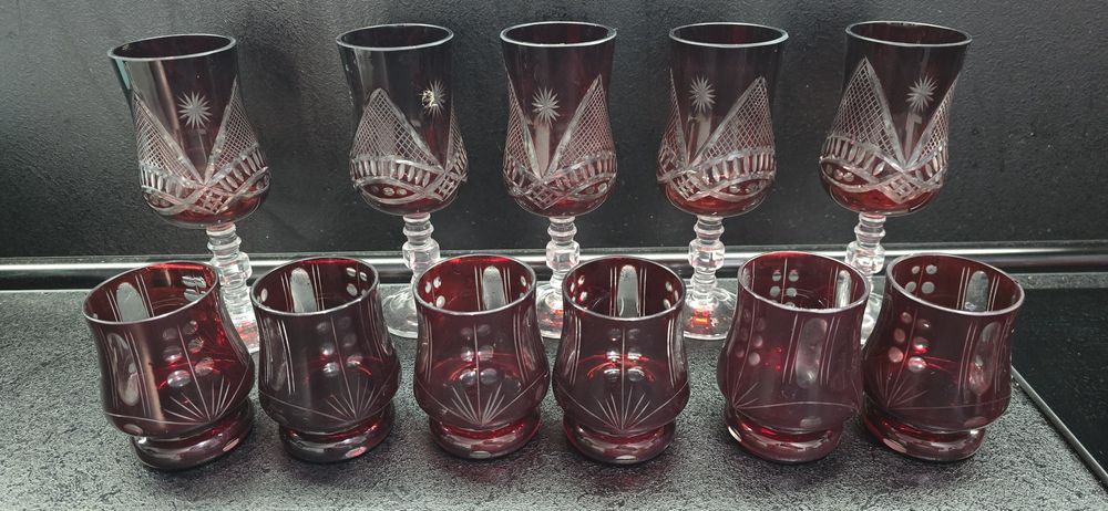 Сервиз от червен кристал