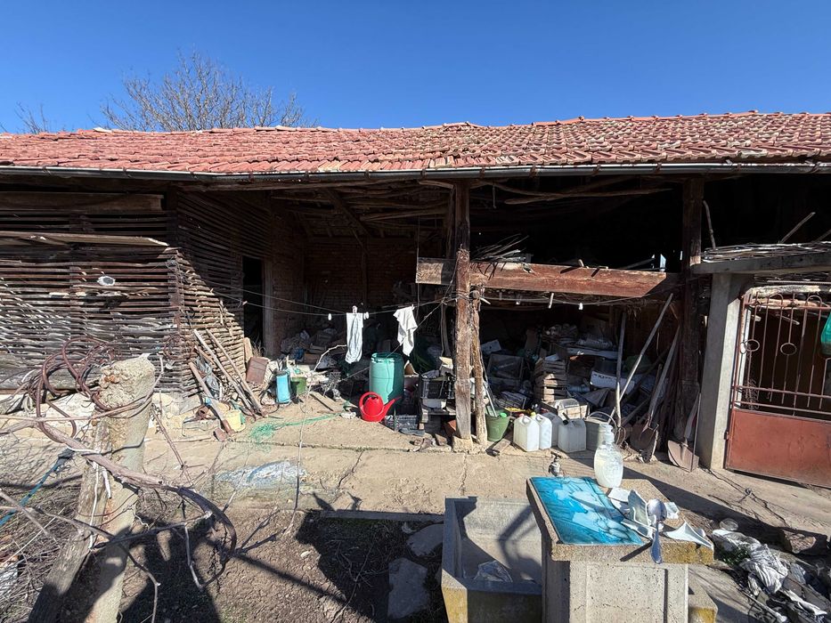 Къща с двор и селскостопански постройки