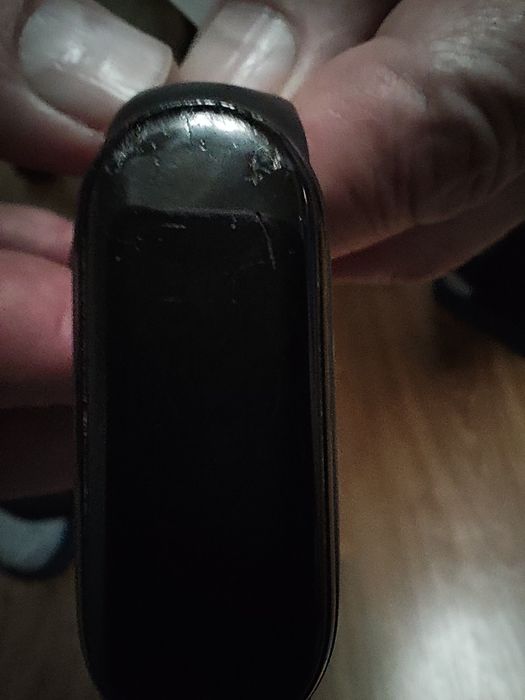 Mi Smart Band 5 с леко одраскано стъкло