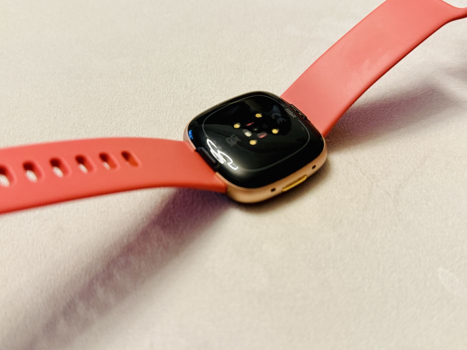Smartwatch Fitbit Versa 4, stare bună, cu încărcător