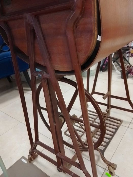 Стара шевна машина, само маса и крака