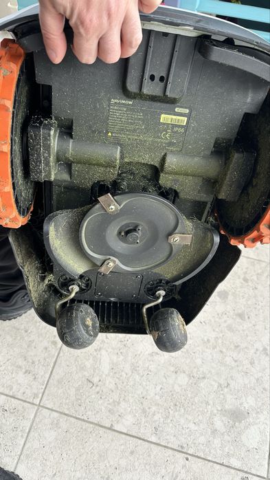 Navimow i105 + Garaj + Kit extensie antena + 21 cutite + Garantie