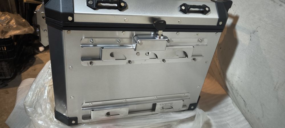 Алуминиеви куфари за Honda Africa Twin ADV 1100+стойки