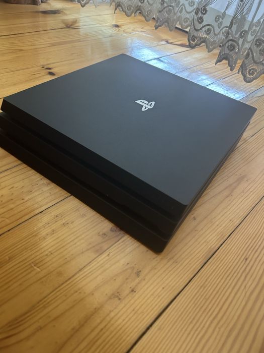 Плейстейсън 4 про с два джойстика и три игри