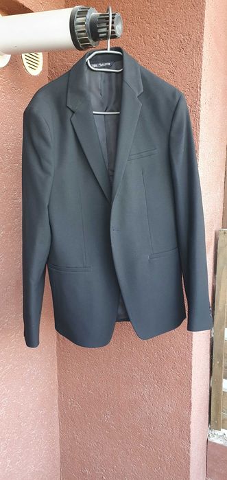 vând costum bărbătesc