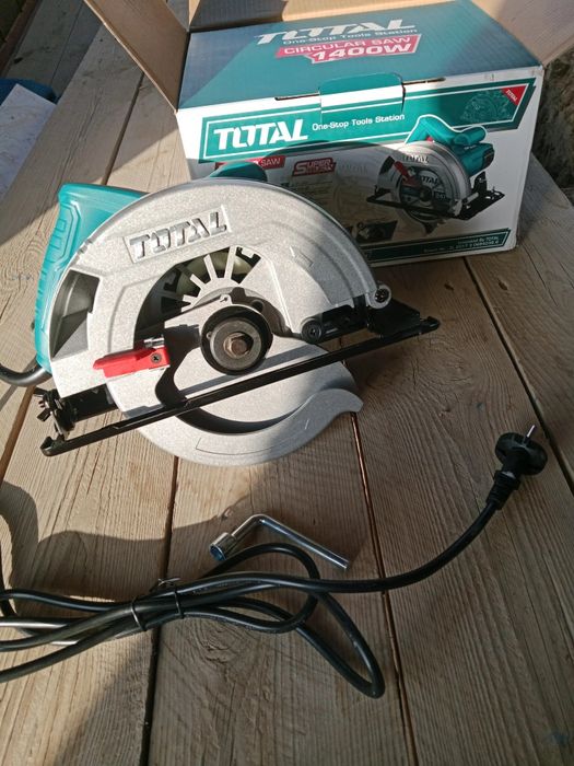 Продаю циркулярную пилу Total 1600W