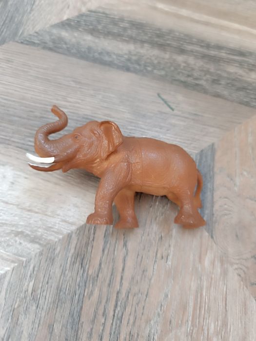 Продам б/у игрушки: фигуры животных