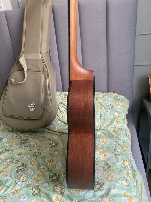 продам срочно аккустическую гитара от Caraya