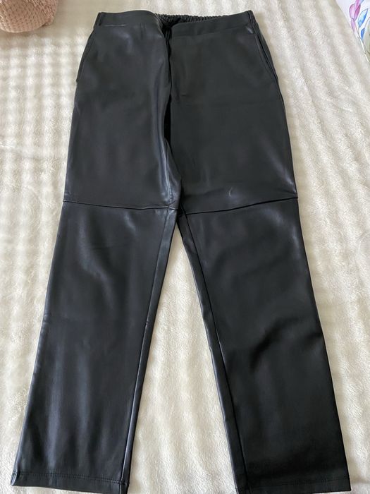 Pantaloni imitatie piele,cu material moale la interior