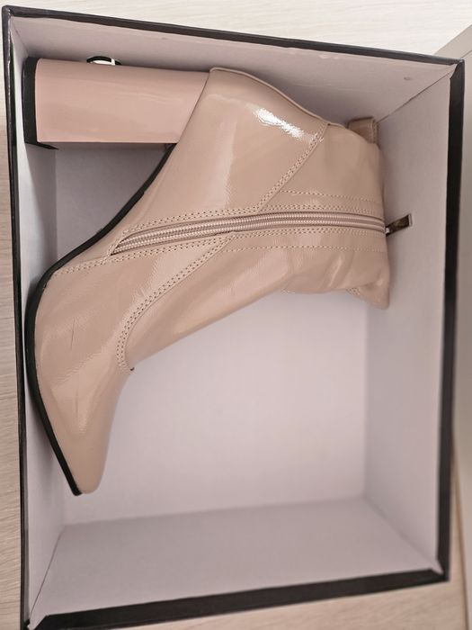 Лачени боти на висок дебел ток